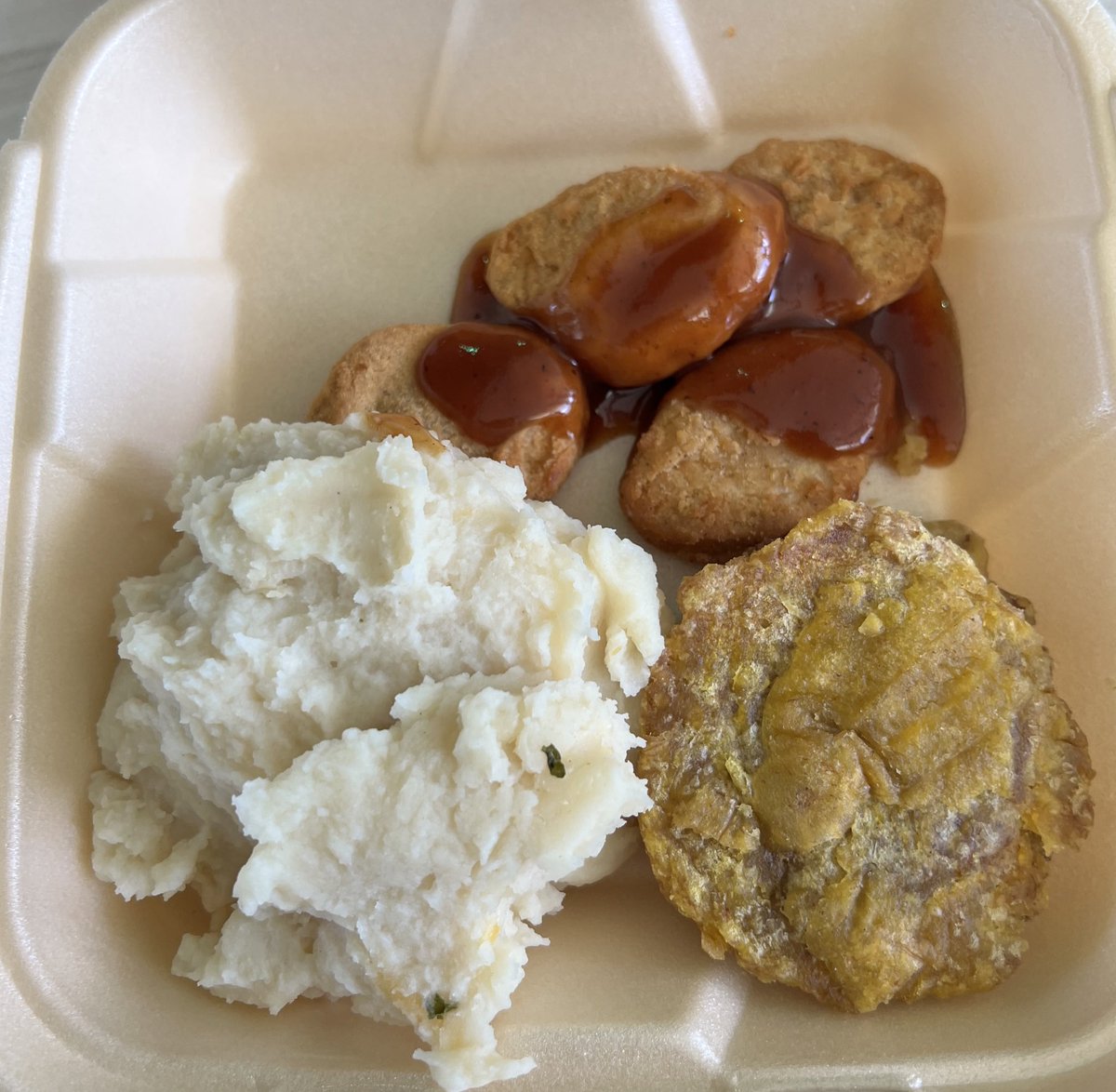 _am_ethyst's tweet image. Así luce un almuerzo de $7.00 en la cafetería del RUM