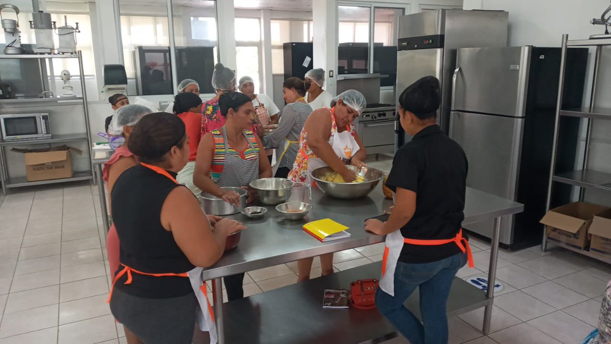 Sebastian_Roa_'s tweet photo. La protección comunitaria solo es efectiva si hay #recursos para garantizar las necesidades básicas de personas refugiadas.
El grupo de mujeres organizadas en📍#TecunUman 🇬🇹@ACNURamericas iniciaron este sábado el curso de repostería para desarrollar sus habilidades 🍰🧁🍮🍩 https://t.co/iWmykkMK3A