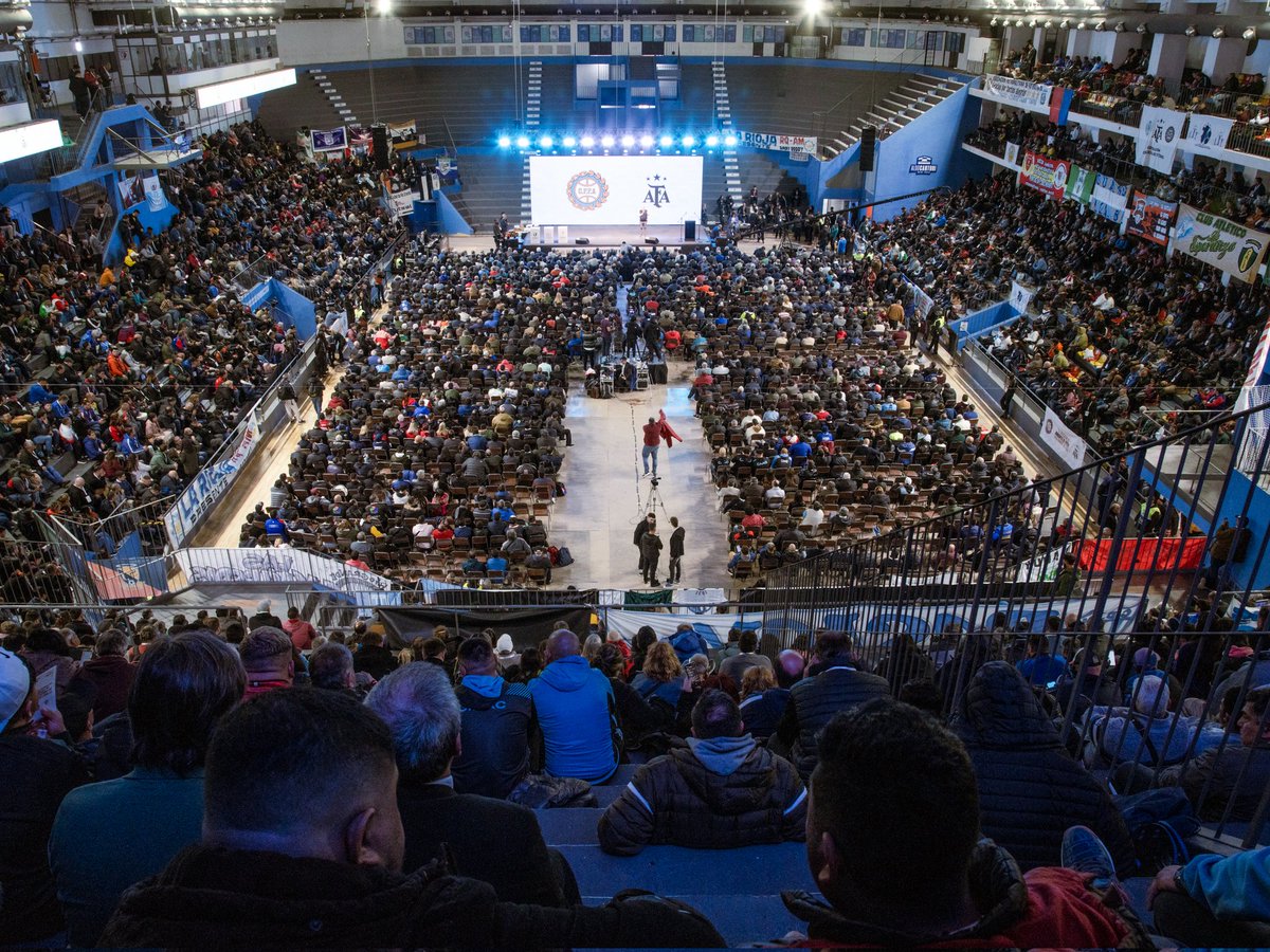 EchevarriaMariJ's tweet photo. Somos los del equipo de @tapiachiqui y @TovigginoPablo 
Nosotros, los del interior.
Gracias San Juan y mis respetos a los casi 10.000 dirigentes que participaron del 2do. Encuentro de Dirigentes de Futbol del Interior del país. https://t.co/Hedzg1Jr8P