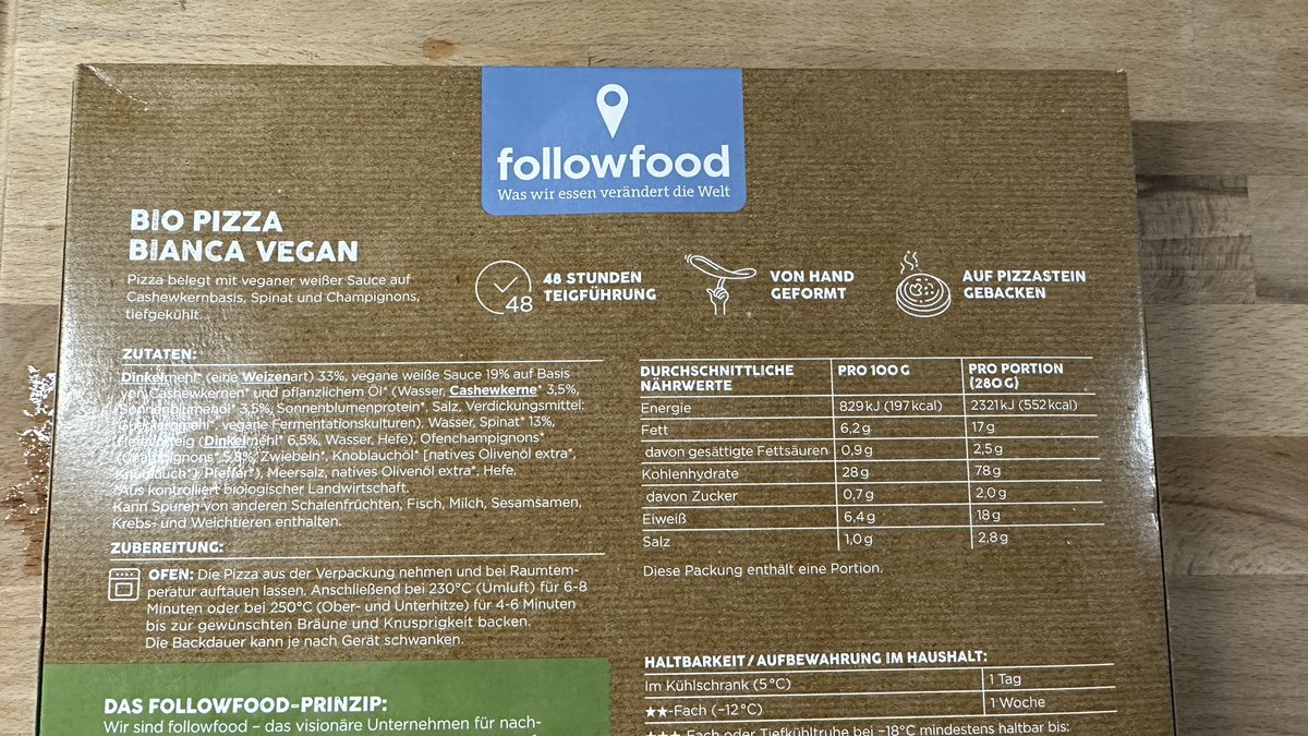 Bei uns gibt es äußerst selten Fertigprodukte. Aber diese <a href="/followfood_de/">followfood</a> Pizza ist sehr ok. Sinnvolle Menge Salz, kein (!) Zucker und auch ansonsten kein unnötiges Zeug. So muss das. #veganfood