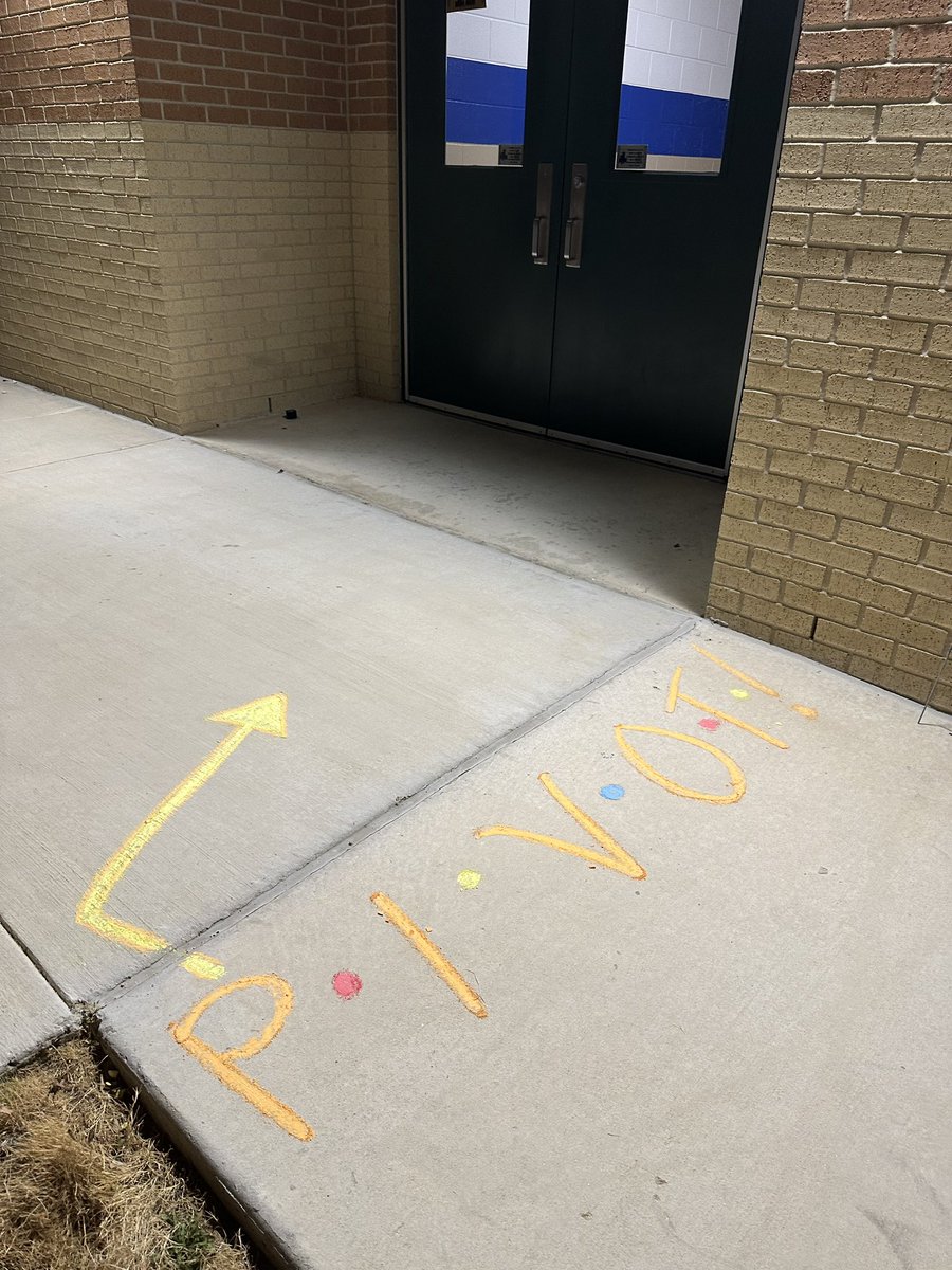 NISDWernli's tweet photo. Our FABULOUS PTA Fβ’Rβ’Iβ’Eβ’Nβ’Dβ’S surprised us with fun welcome back messages! @lorimshaw @mrsfeldt5 #wellbethereforyou #RootEdWernli https://t.co/husMZBvGc0
