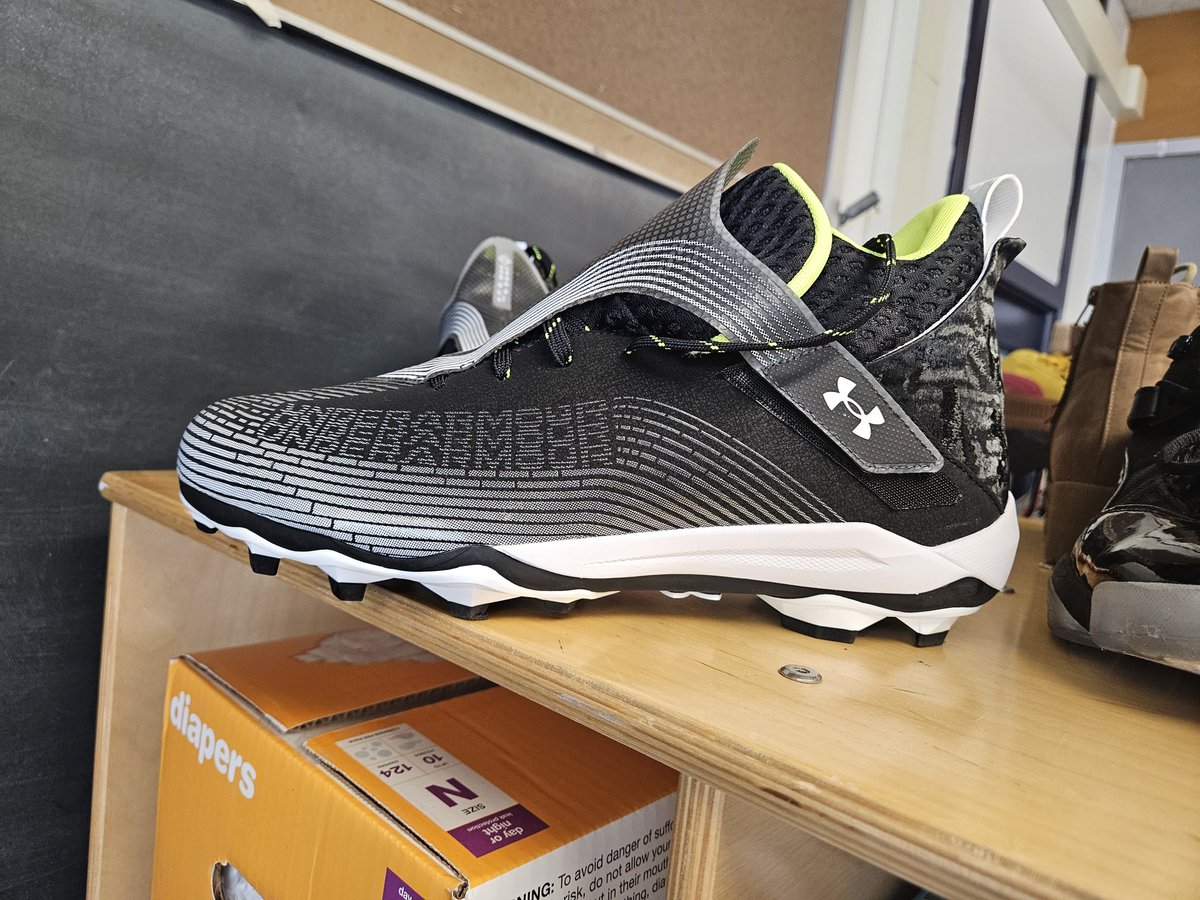 QianaPerry79's tweet photo. Brand New Pair of UnderArmor Cleats Size 13 at WESTIES WARDROBE - If you know of anyone in need. First come, first served. Yes, we accept new & gently used sports equipment/ attire. @GreeceELC @ShannonCHeller @GreeceCentral @GCSDsuper #Football #WestiesWardrobe #ParentCenter https://t.co/4EZlNdLVno