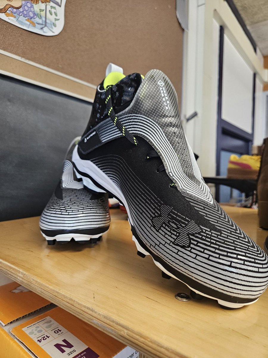 QianaPerry79's tweet photo. Brand New Pair of UnderArmor Cleats Size 13 at WESTIES WARDROBE - If you know of anyone in need. First come, first served. Yes, we accept new & gently used sports equipment/ attire. @GreeceELC @ShannonCHeller @GreeceCentral @GCSDsuper #Football #WestiesWardrobe #ParentCenter https://t.co/4EZlNdLVno
