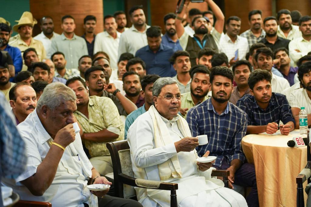 CMofKarnataka's tweet photo. ಮುಖ್ಯಮಂತ್ರಿ @siddaramaiah ಅವರು ಮೈಸೂರಿನಲ್ಲಿ ಇಂದು ಸಂಜೆ ಮಾನಸ ಗಂಗೋತ್ರಿಯ ಆಯ್ದ ವಿದ್ಯಾರ್ಥಿ ಸಮೂಹದ ಜತೆ ಸಂವಾದ ನಡೆಸಿದರು. 200ಕ್ಕೂ ಹೆಚ್ಚು ವಿದ್ಯಾರ್ಥಿಗಳು ಸಂವಾದದಲ್ಲಿ ಪಾಲ್ಗೊಂಡು ತಮ್ಮ ಅನಿಸಿಕೆ, ಅಭಿಪ್ರಾಯಗಳನ್ನು ವ್ಯಕ್ತಪಡಿಸಿದರು. 
@Dr_Yathindra_S ಅವರು ಈ ವೇಳೆ ಉಪಸ್ಥಿತರಿದ್ದರು. https://t.co/qev0MboY1W