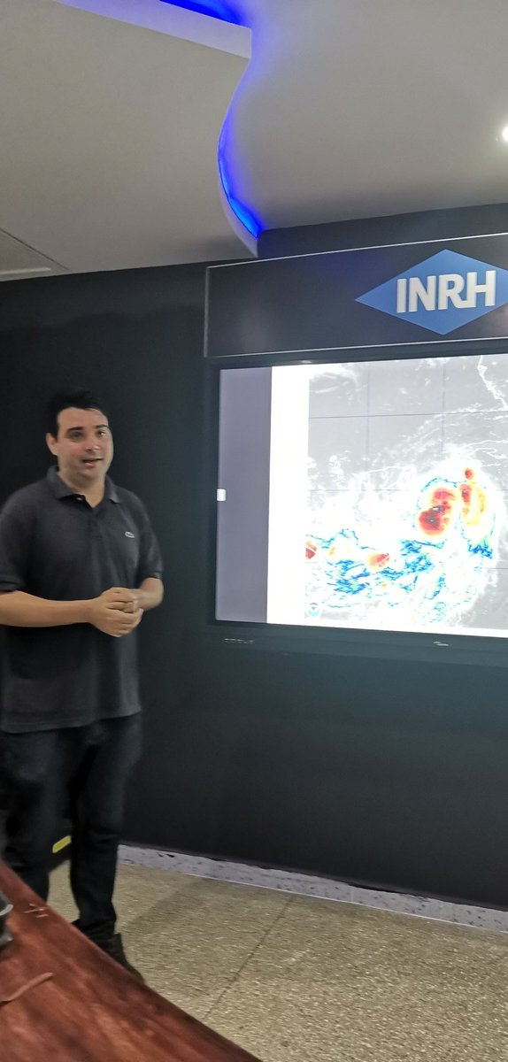 AntonioRdguezR's tweet photo. En la #SalaSituacional del #INRH, se reunen los Miembros del #SubgrupodeAgua y Elier Vila, Meteorólogo, se evalúa la situación #Hidrometeorólogica, influenciada por la #TormentaTropical #Idalia y las medidas que se adoptan en las Provincias Occidentales #CubaVive #INRHCuba https://t.co/EY5d5wtsvR