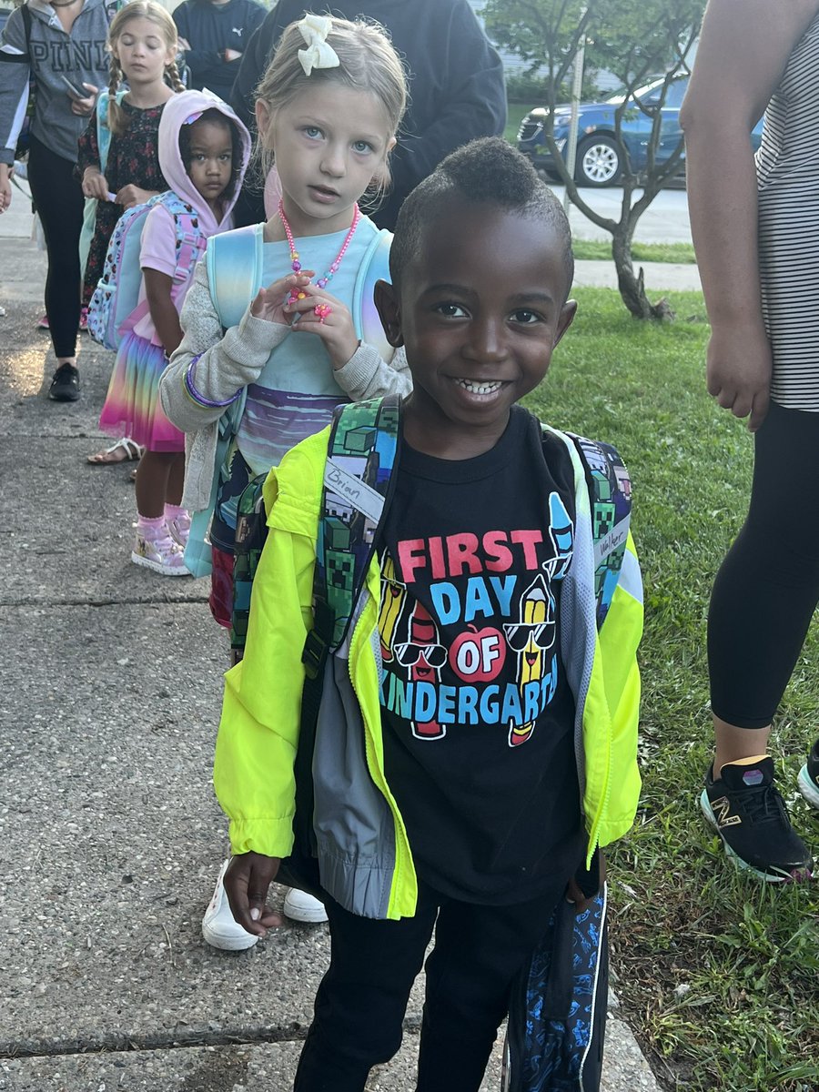 PattengillEl's tweet photo. Welcome back Penguins! Happy 1st Day of School! https://t.co/NZ4J13TQqR