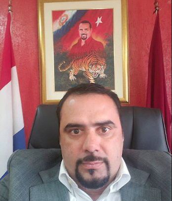 chiqui_avalos's tweet photo. El Min. de la SND, CESAR "Tigre" RAMIREZ en su megalomanía, en lugar del retrato del Presidente de la República, como es de práctica, hizo uso del " culto a la personalidad" rompiendo con el protocolo.
NI STROESSNER SE ATREVIÓ A TANTO! https://t.co/Z0lPxSRZ3J