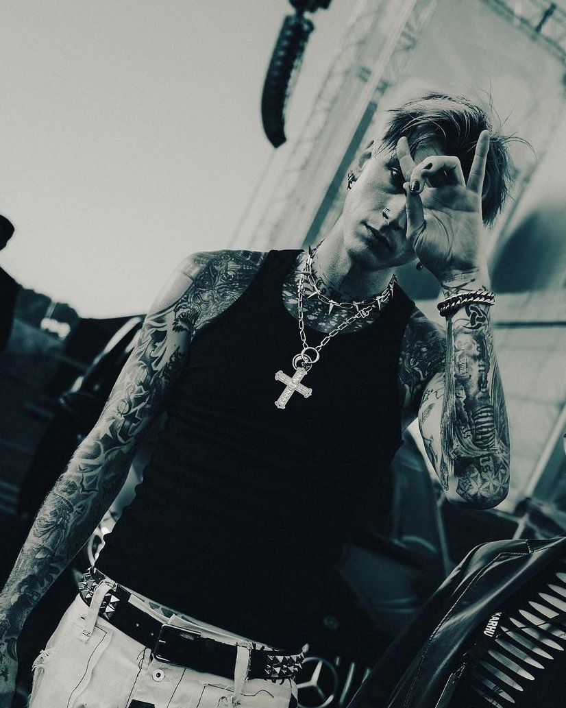 #Rolplay 
Warning: this account is for dramatic, bloody and creepy stories. 

Tatuador, dependiente en un sex shop y múltiples traumas que me hacen ser así.