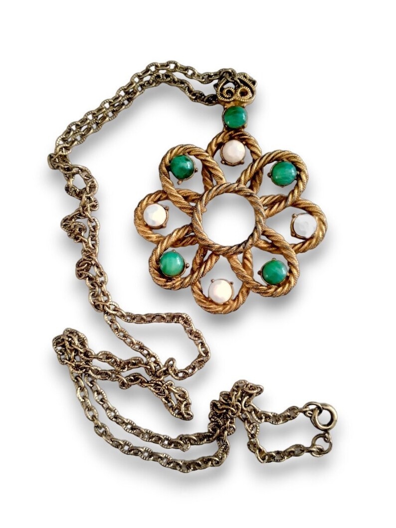 renaissancefai's tweet photo. https://t.co/KcrMe2O8kz
#pendantNecklace #necklace #vintage #Weiss #signed #glassJade #green #white #long #twistedrope #antiquedGoldTone #floral #flower #atomic #1950s #teenjewelry #fun #keepsake https://t.co/yc4D65LYVi