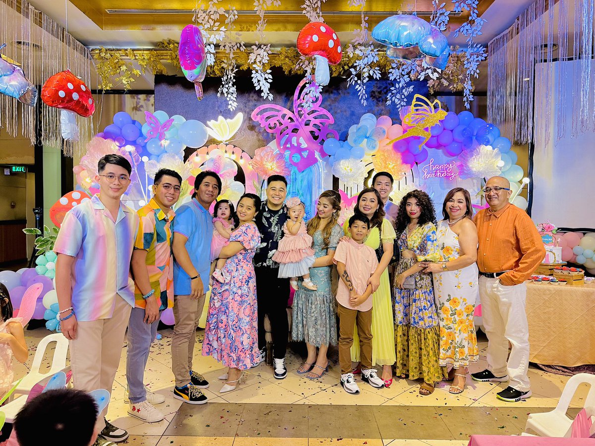 whattheFLORD_'s tweet photo. The Florendos 🩷🩵🧚‍♀️✨ https://t.co/rROuhbAkDJ