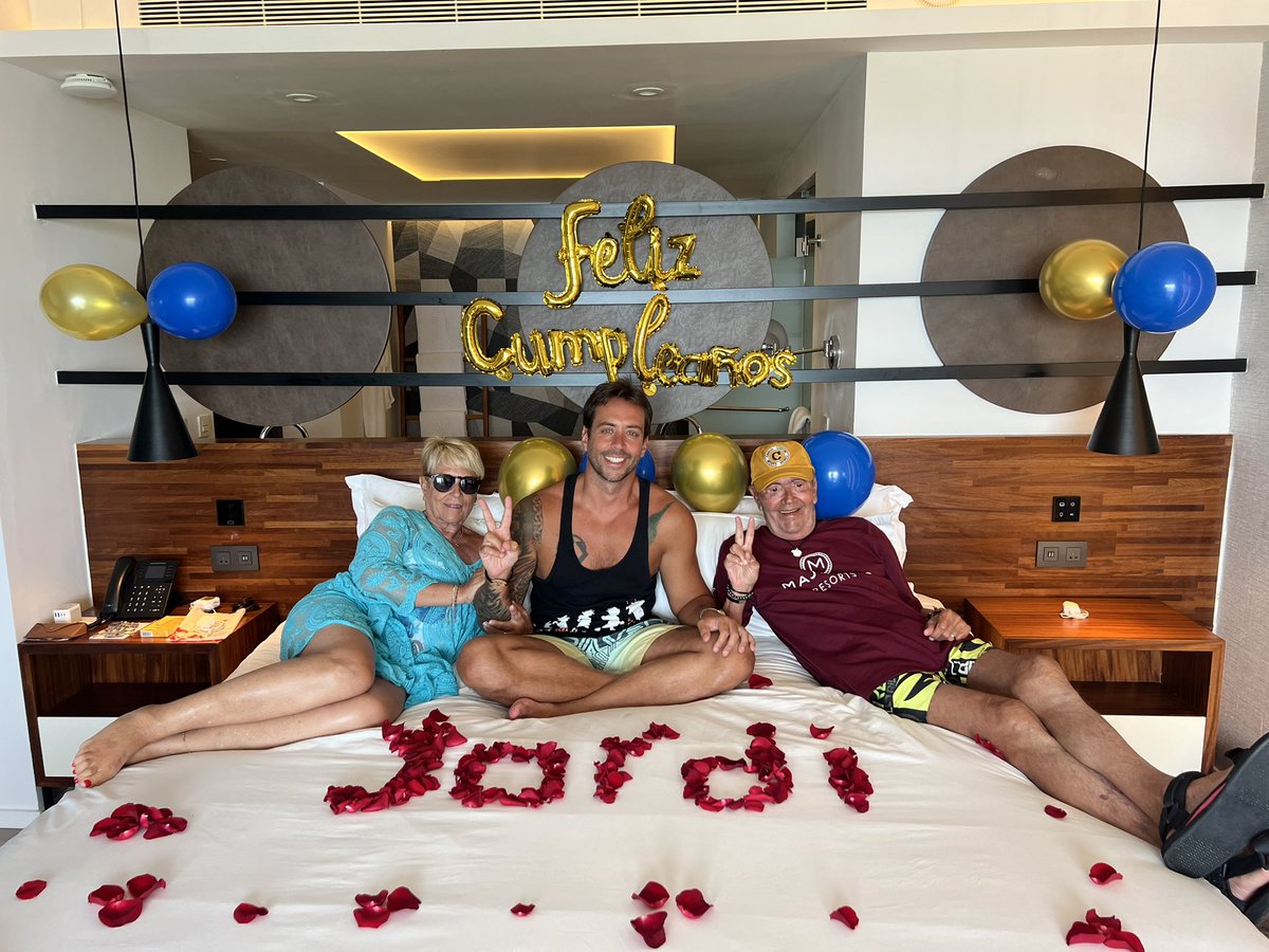 JordiWild's tweet photo. Aquí con los panas celebrando mi cumple ❤️

¡Mil gracias a tod@s por vuestros mensajes y felicitaciones! Sois the best 😘

PD: Regreso en poquitos días… 👀 https://t.co/OrFeiiO77T