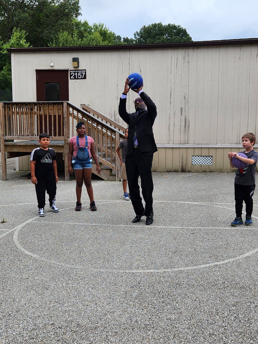 AACPSSupt's tweet photo. There's always time for lunch and recess! @SouthgateTigers #AACPSFamily #BelongGrowSucceed @AACountySchools https://t.co/N4s8Su2Drh