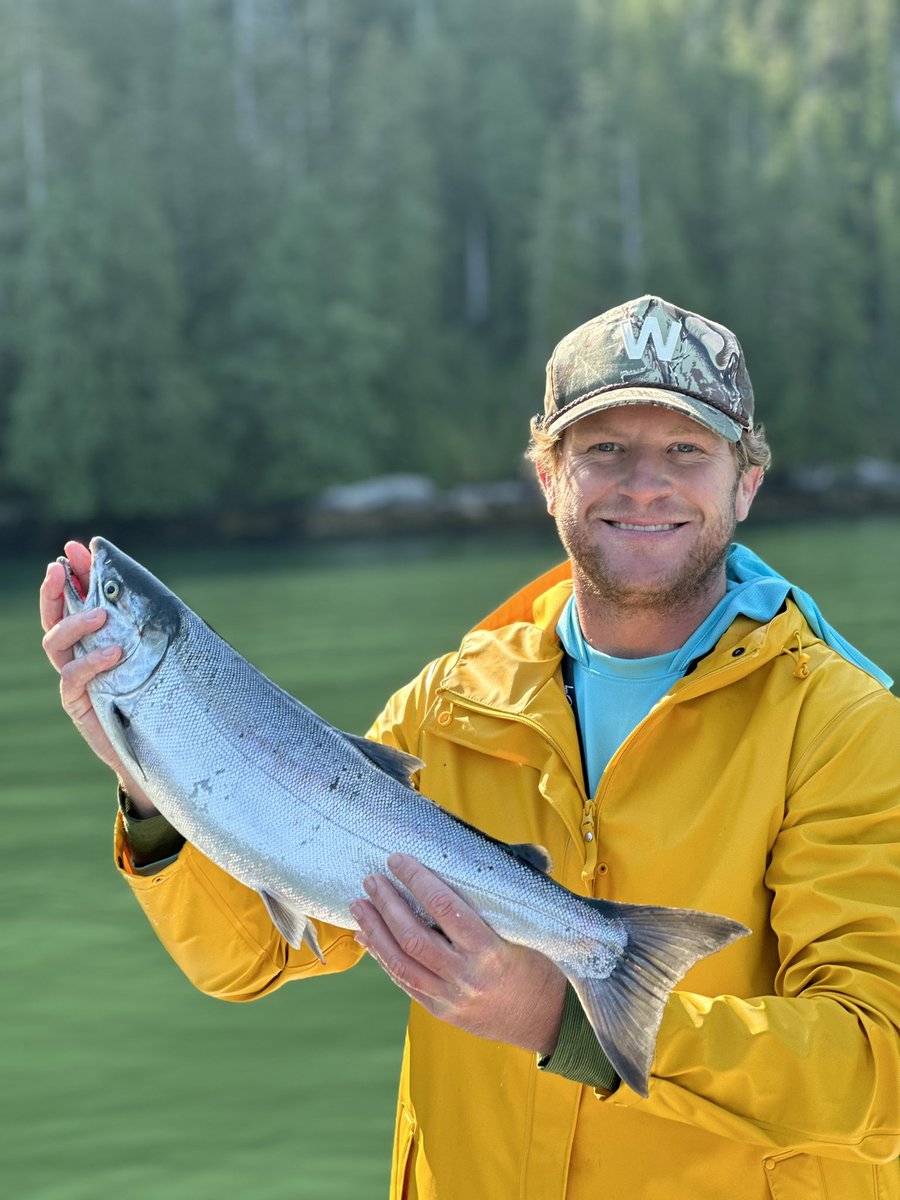 FinnBayLodge's tweet photo. Our guest Will with the beautiful coho he caught! 

#RiversInlet #FishingLodge #Fishing #Salmon #Outdoors #Canada #BritishColumbia #FlyFishing #SportFishing #Adventure #Coho #IslanderTR3 #Lodge #BostonWhaler https://t.co/pjoKJvp3kS