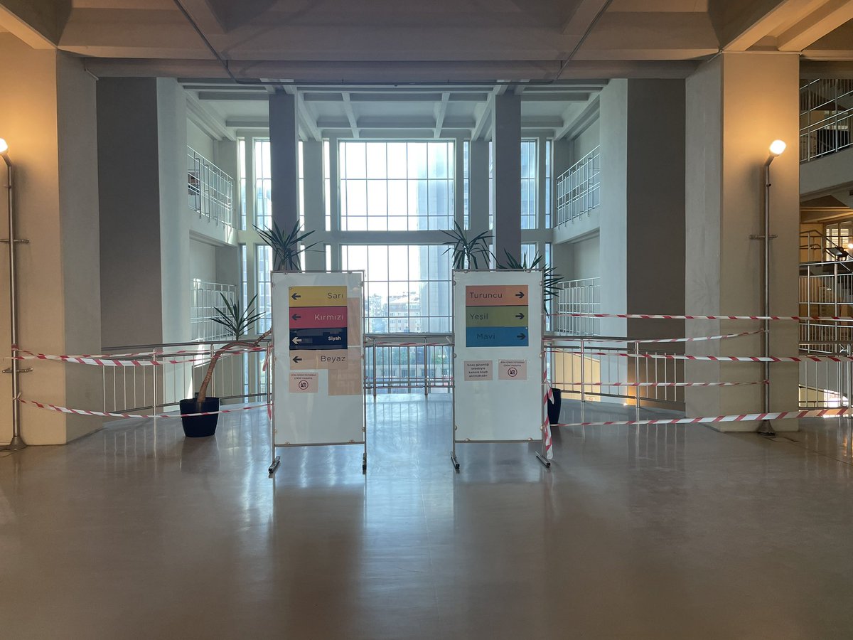 Mimar Sinan Güzel Sanatlar Üniversitesi girişi. Bu çağdaş enstelasyon sadece yetenek sınavına gelen öğrencileri sanat konusunda heveslendirmiyor, aynı zamanda sürüden ayrılıp kaybolmalarını da engelliyor.