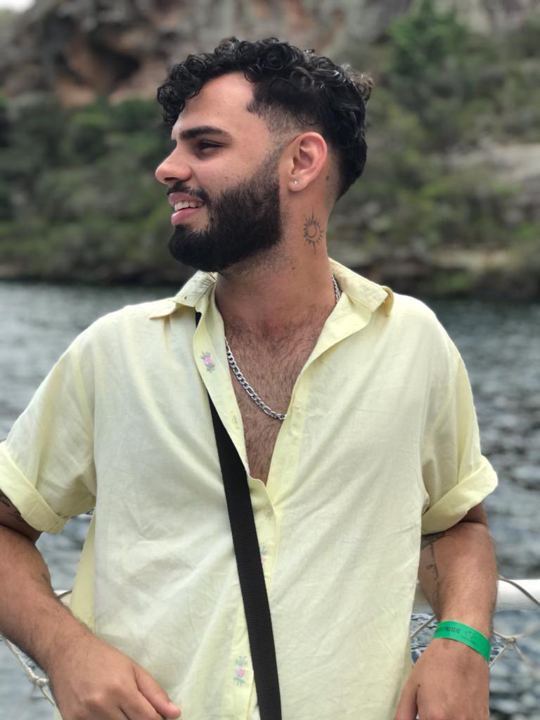 Eu juro que vou sorrir a vida toda, por me ter completo 🤍