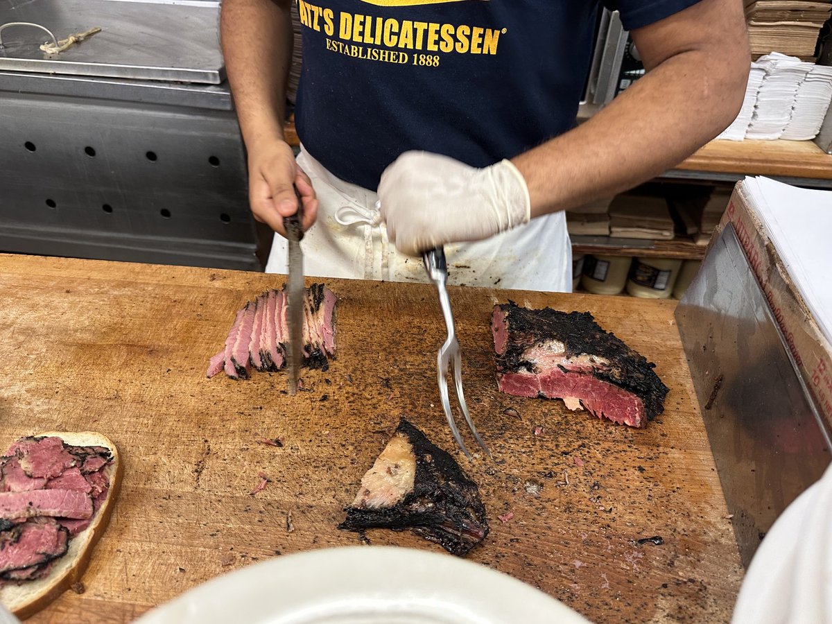 CasualHoya's tweet photo. Katz’s Delicatessen, NYC. #documentyourlunch https://t.co/OzOr8cbZoT