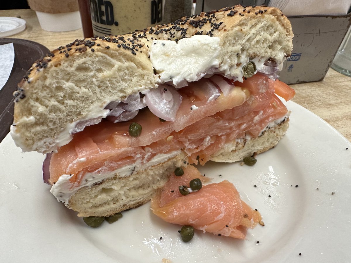 CasualHoya's tweet photo. Katz’s Delicatessen, NYC. #documentyourlunch https://t.co/OzOr8cbZoT