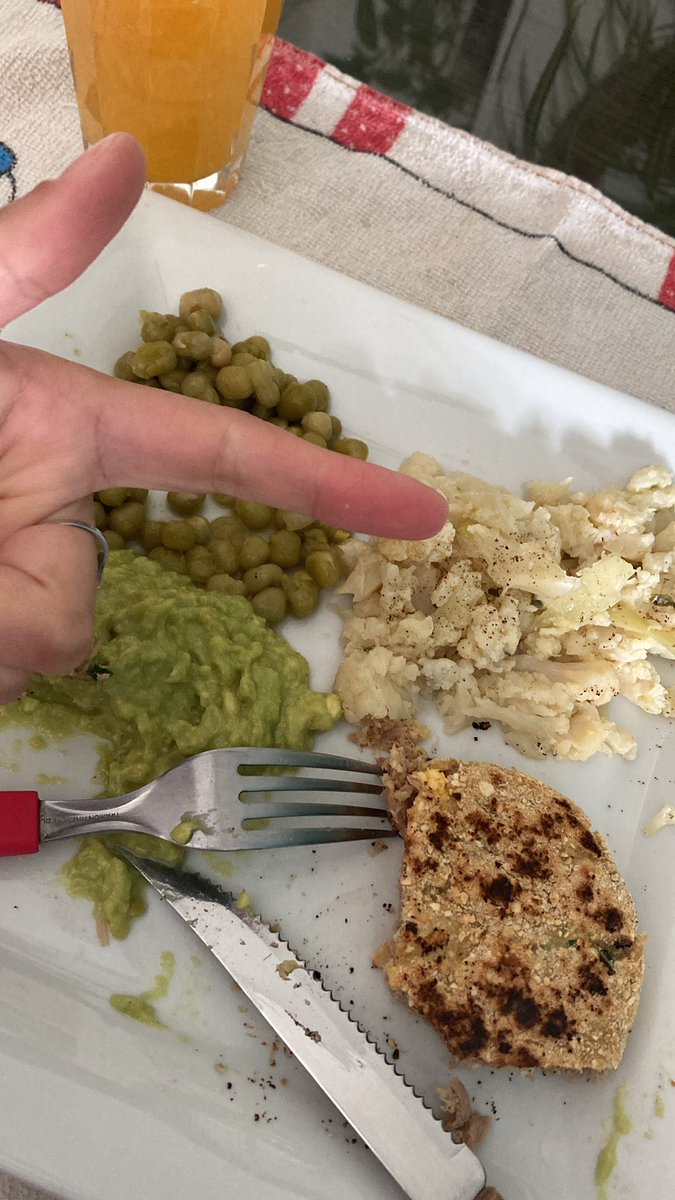 demembriyo's tweet photo. Hice las mejores hamburguesas de atún y un crumble de manzana que fuuuuuua https://t.co/Jt5mIlCwMX