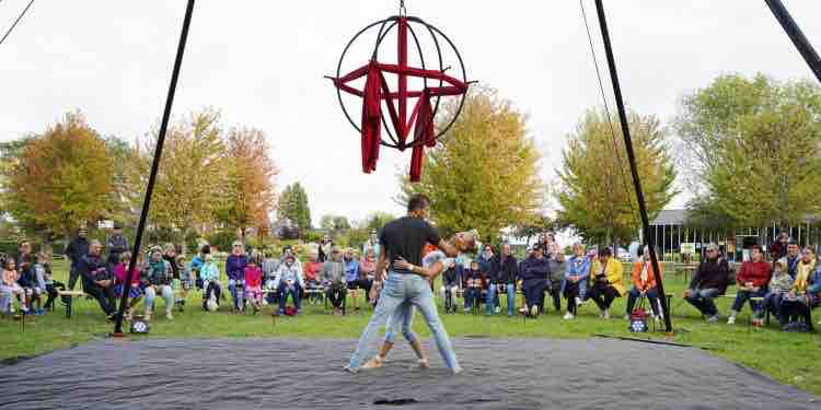 hautsdefrance's tweet photo. 🎶 6 week-ends de musique, de culture, de danse, de cirque, de théâtre et de poésie, au cœur des jardins des #hautsdefrance.

🌸 C’est la nouvelle édition de « Jardins en scène » qui revient du 26 août au 1er octobre.

✅ Découvrez le programme ➡️ https://t.co/TydHFHEUSe https://t.co/vb2swSgvBo