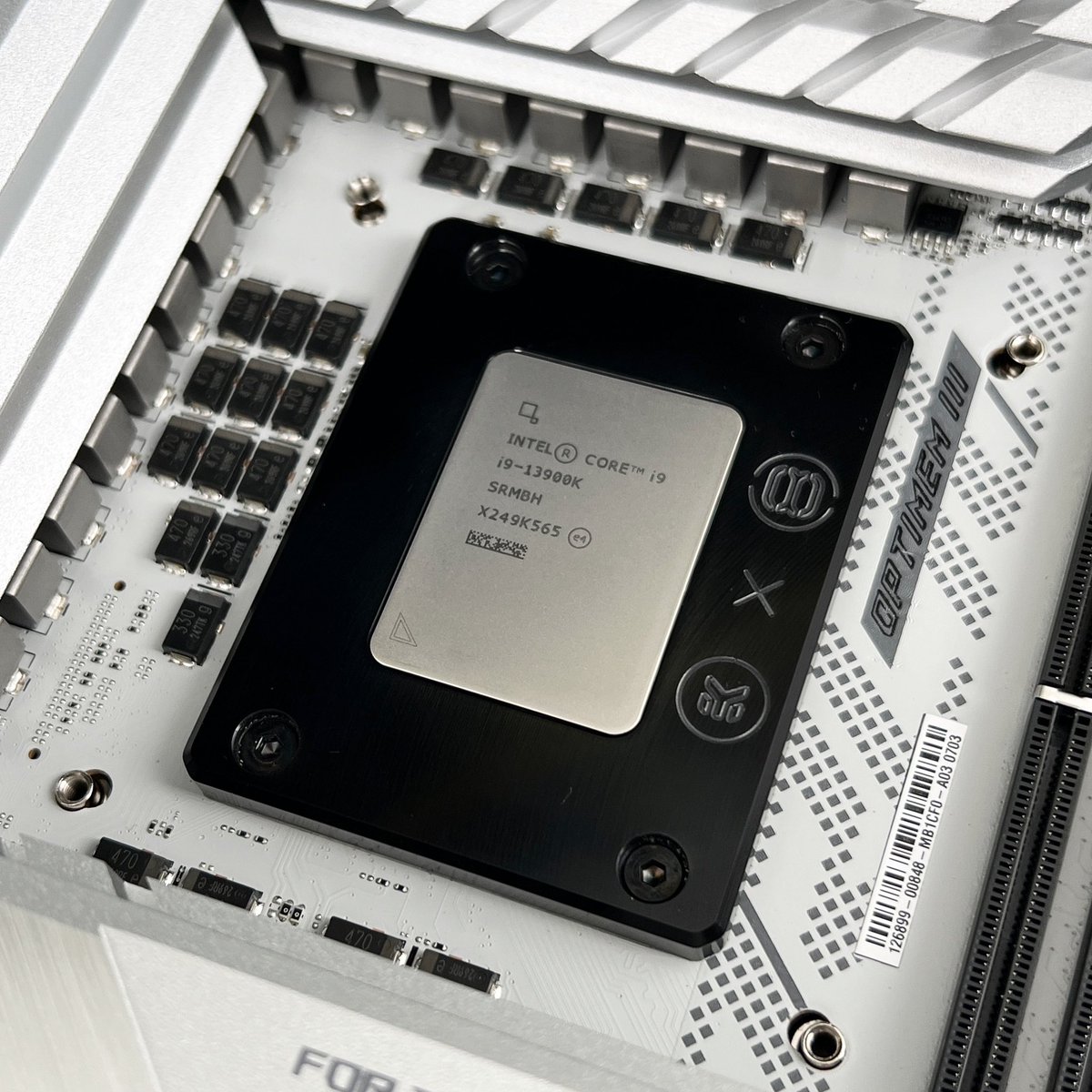 ITRaid's tweet photo. Der 13900k ist schon mal in guten Händen 😏💪🏻
#NV7 #WhiteBuild #EKWaterblocks #Der8auer #ILM #LGA1700 @EKWaterBlocks @der8auer https://t.co/O2dtNYTD5v