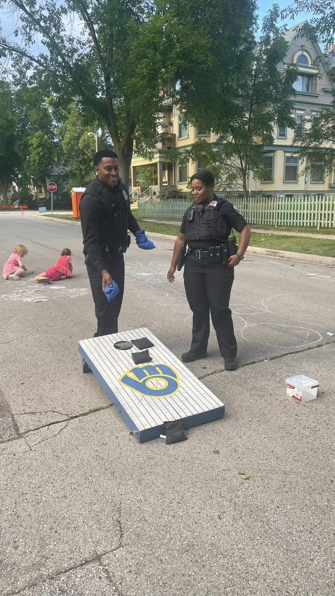 MilwaukeePolice's tweet photo. #MKEPD #MPDDistrict5 was bustling with activity this Saturday! With the beginning of the school year just around the corner, several groups held end of summer #BlockParties and #SchoolSupplyGiveaways.
#ThankYou to everyone who invited us to be a part of your day! #MKECommunity https://t.co/BVsu6rqnZV