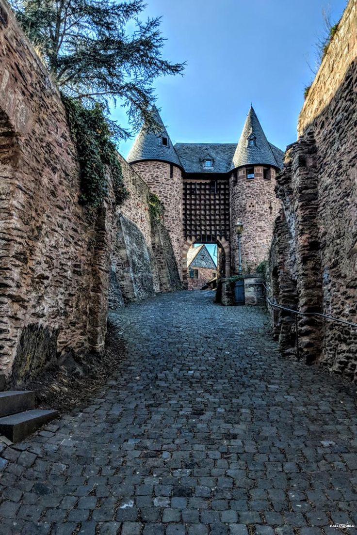 CaligulaNero2's tweet photo. Hengebach #castle in western #Germany, founded in the 11th century
#Heimbach 🏰 https://t.co/OEdtWPOUrR