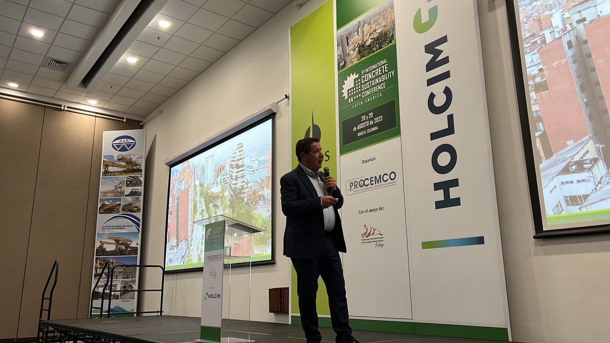 CamaraProcemco's tweet photo. José Félix Gómez del @idubogota presenta los aspectos de sostenibilidad del Corredor Verde de Bogotá. Este proyecto mejorará al 75% de la población usuaria, incluyendo movilidad en bicicleta, transporte eléctrico, andenes, entre otros.
#PROCEMCO #FIHP #Concreto #Sostenibilidad https://t.co/DPe7xThrhE