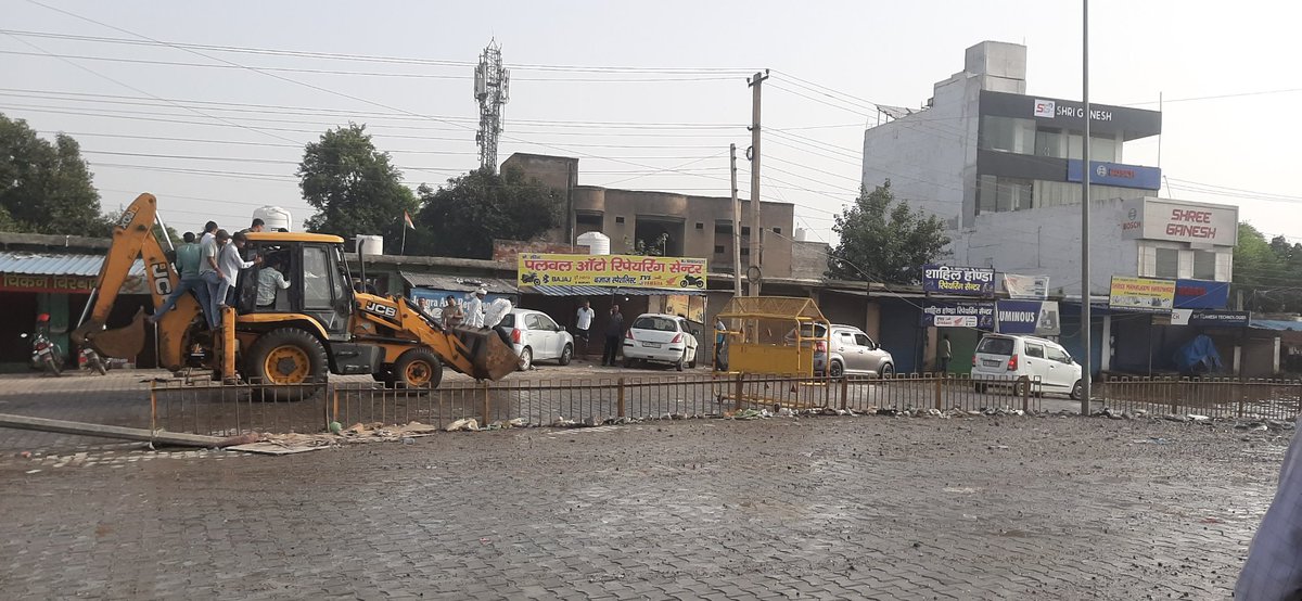 dipeshjoshiG's tweet photo. @RajCMO @RajGovOfficial @zeerajasthan_ @News18Rajasthan @BIDAOfficial @ShishramBhiwadi @BhiwadiCouncil @pantlp @TheLallantop @PMOIndia Everyday many buses, personal vehicles &amp; auto get stuck gets in attempt to cross.
Bt RajGovt is just issuing warning and no corrective actions taken till date. Government doesn't care because most of people are not voters of Rajasthan.
@saurabhtop @News18Rajasthan @zeerajasthan_ https://t.co/FUp2cZW1Vd