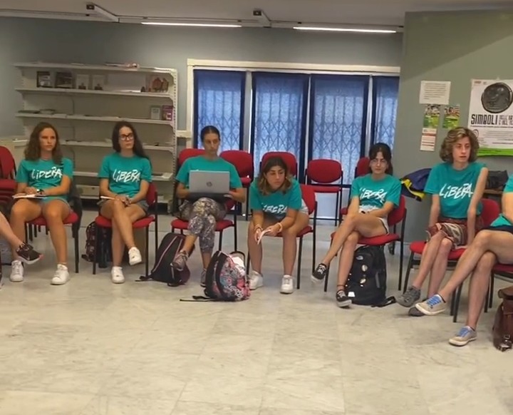 AD_eS_So's tweet photo. Oggi, in barba alla pioggia, abbiamo continuato la formazione con un laboratorio con la Scuola Common sulle comunità monitorati e il PNRR.
>>>
#estateliberi #liberaliguria #liberagenova #liberacontrolemafie https://t.co/2v07jDfdPD