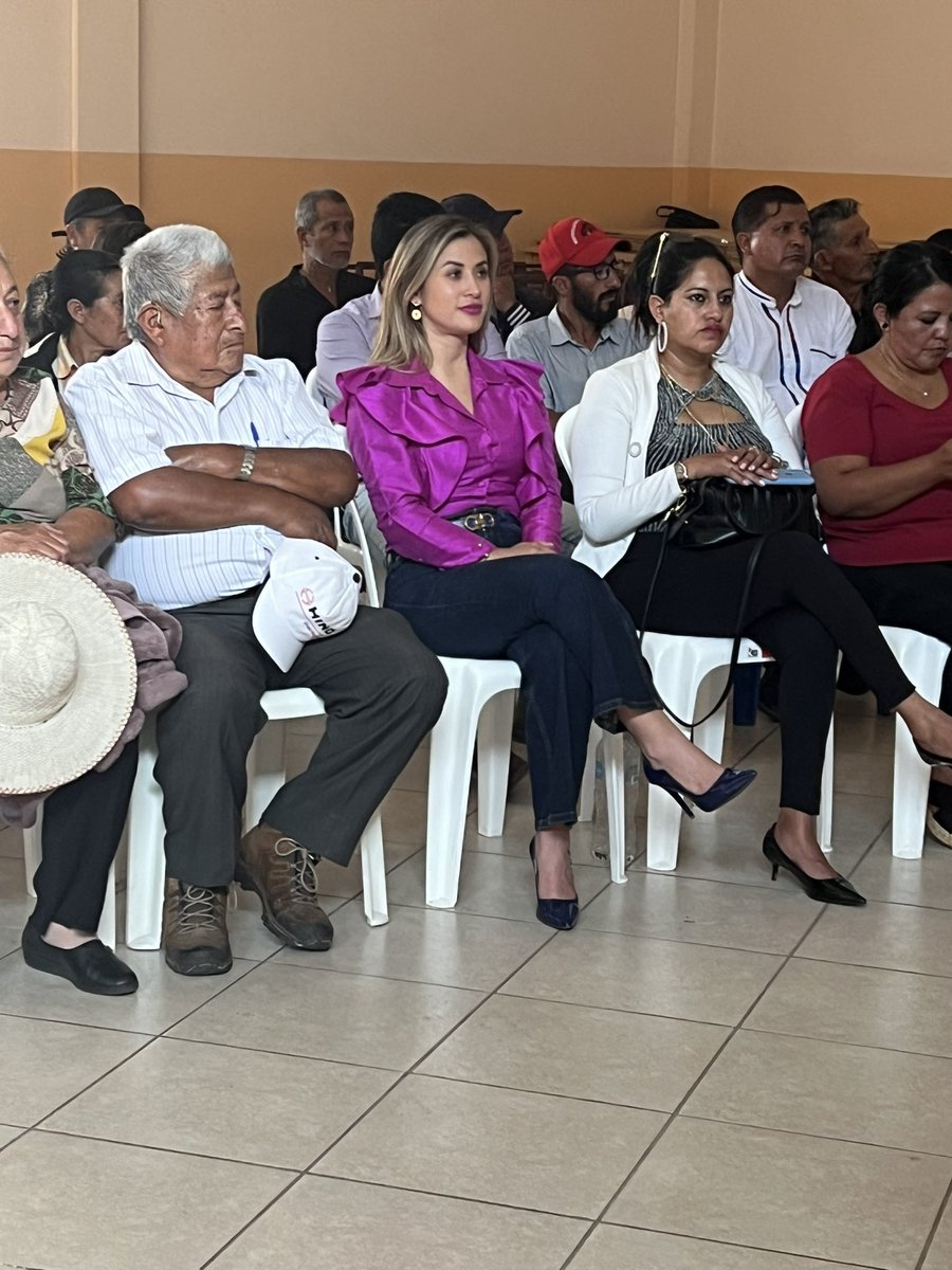 nicolebonifaz's tweet photo. Cuando veo que más acciones participativas se cumplen en los GADs, solo puedo sentirme satisfecha del trabajo que estamos realizando desde el @CpccsEc ☺️

Presenciamos la Asamblea Parroquial del Poder Popular para la inversión de presupuestos participativos en #Chavezpamba 👏👍💪🏼 https://t.co/hBL7vwzY2R