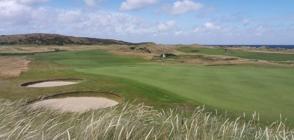 UniqueCourses's tweet photo. Still can’t get over the stunning CG Budersand Sylt! 🇩🇪As worried I was at my first teed, the more I fell for it throughout the game. Enjoyed every swing whether it was in heathland, facing sea, or around a creek.🏌️♂️
#UniqueCourses #GermanGolf https://t.co/JojE7g5oLz