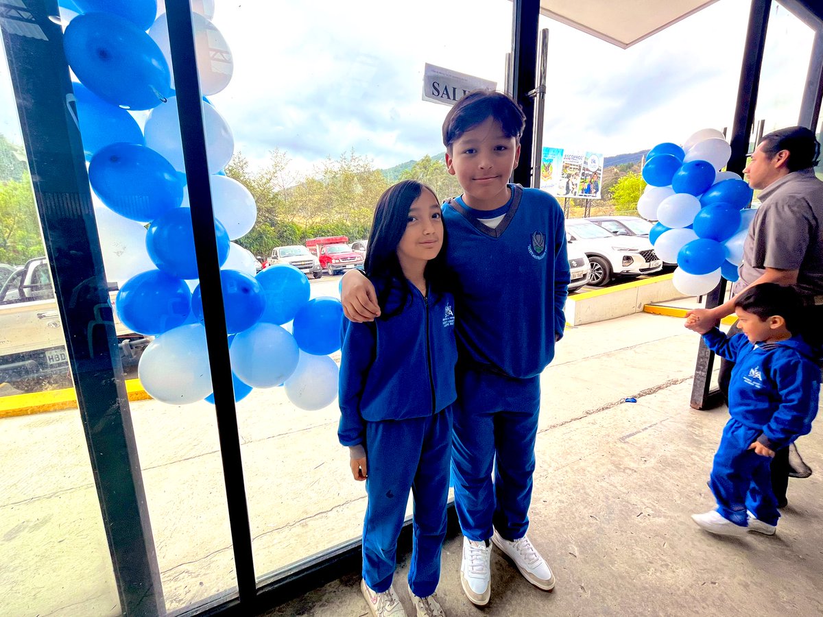 CarmitaArmijos_'s tweet photo. HOY|La UE Particular Vicente Agustín Aguirre Ruiz, inauguró el nuevo año lectivo 2023-2024, cerca de 600 estudiantes regresan a las aulas llenos de expectativas y sueños los cuales serán acompañados en el proceso de aprendizaje por sus docentes y padres de familia #VolvemosAlCole https://t.co/HMsxfNnqeo