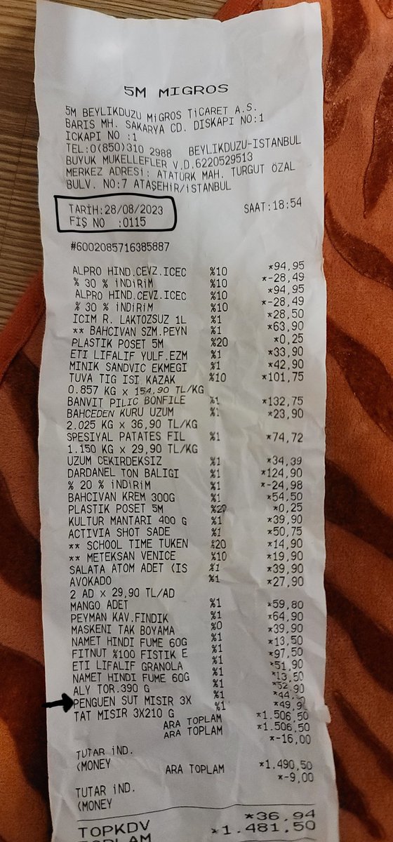 aykutterzi34's tweet photo. @migros @Migros_Turkiye @MigrosHizmet  Bunun neden indirime girdiğini anlamalıydım, iğrenç kokuyu 2 saat nereden geldigini anlamaya çalıştık poşette ne varsa çöpe attım kurtanmış... kontrol etmiyormusunuz raflari düzeltirken aldığım ne varsa o poşette çöpe attım rezalet.. https://t.co/XCL71fcZBx