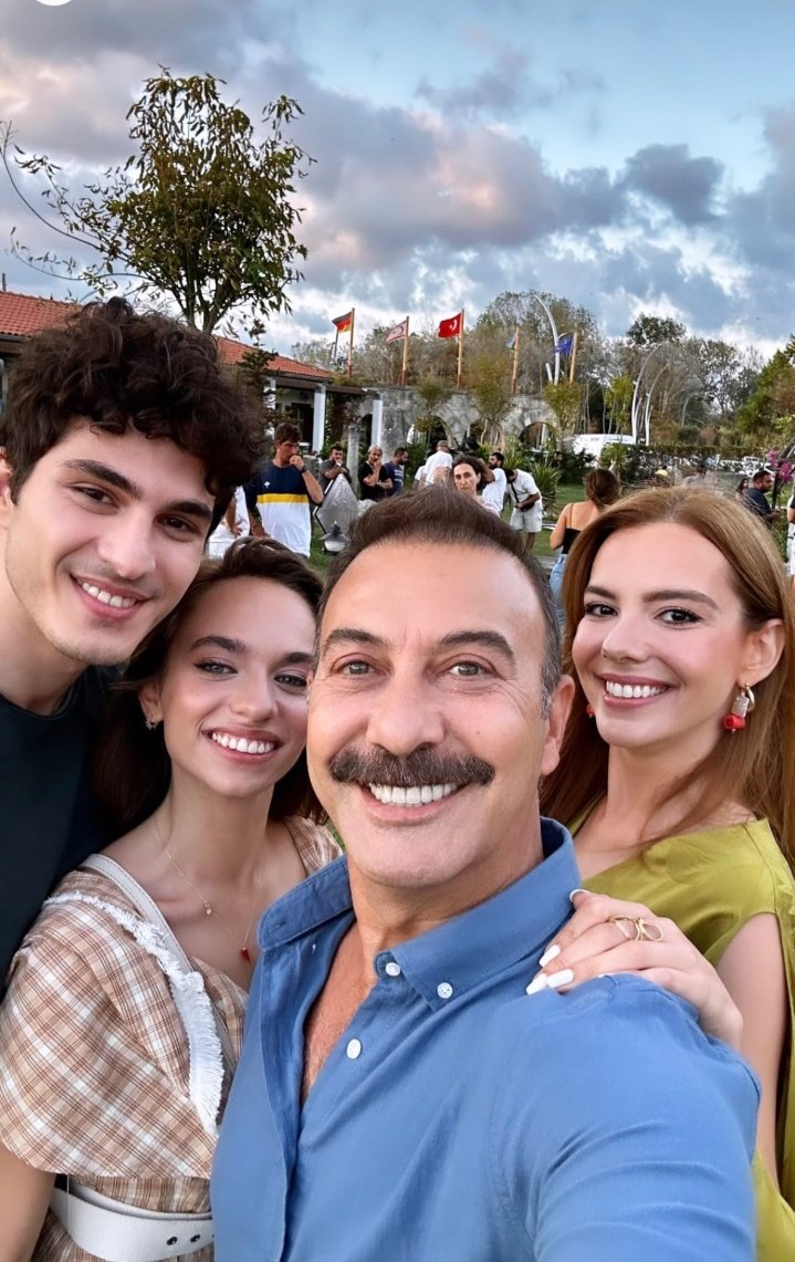 mizmizke's tweet photo. colgate reklamı😁 parlak dişler parlak gülüşler✨ fotoğraf çok güzel bee parlıyor resmen🤩

#KendiDüşenAğlamaz https://t.co/1AI5QbUoxA