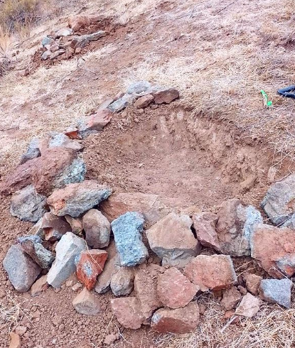 biocys_cl's tweet photo. Los bancales son obras de conservación de suelos y aguas realizadas en semicírculo con un borde de piedras con diámetro de aproximado de 1,2 m🪨

Se pueden ubicar en terrenos con pendiente fuerte donde tiende a concentrarse el escurrimiento superficial en las laderas🍃 https://t.co/sWfuGLOFbq