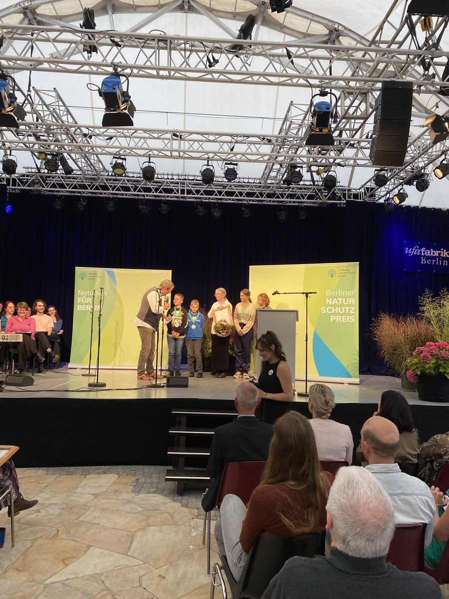 snb_de's tweet photo. Für ihr Projekt „Schulwald“ im Bucher Forst dürfen sich in diesem Jahr auch die kleinen Naturschützer*innen der Grundschule Am Sandhaus über den Berliner Naturschutzpreis freuen. Wir gratulieren ganz herzlich und danken für so ein tolles Engagement! 🫶��� https://t.co/a1xHdCnBBm