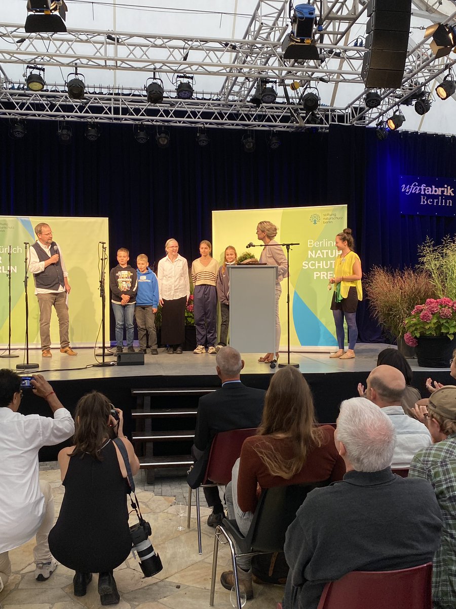 snb_de's tweet photo. Für ihr Projekt „Schulwald“ im Bucher Forst dürfen sich in diesem Jahr auch die kleinen Naturschützer*innen der Grundschule Am Sandhaus über den Berliner Naturschutzpreis freuen. Wir gratulieren ganz herzlich und danken für so ein tolles Engagement! 🫶��� https://t.co/a1xHdCnBBm