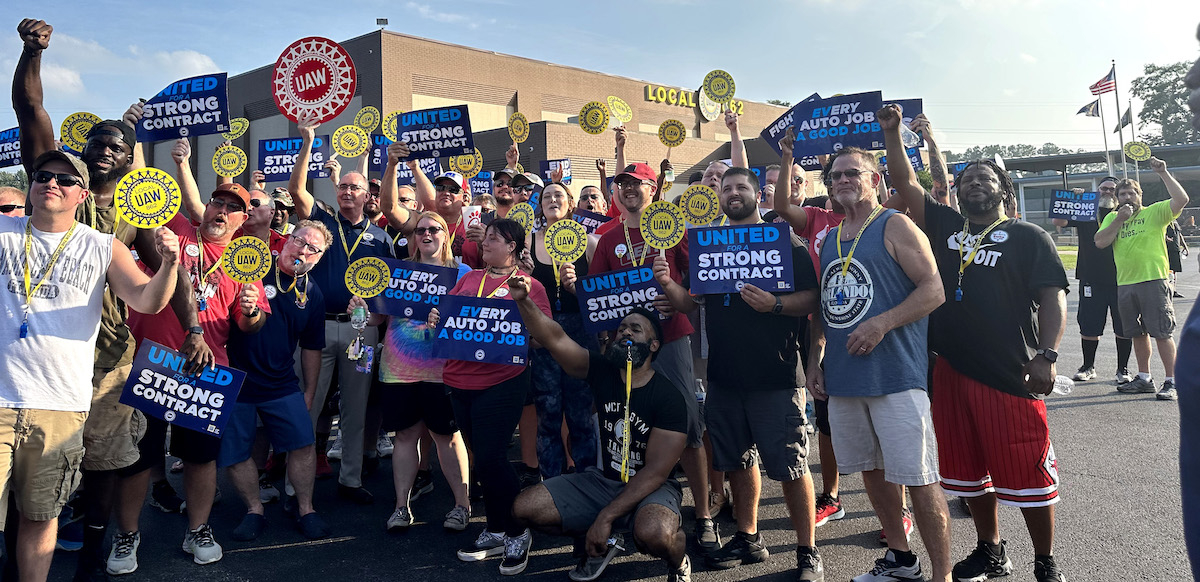 UAW's tweet photo. "Class struggle was on everyone’s lips. A variety of issues brought them to the picket, but the auto workers there were unanimous about turbocharged wealth inequality leaving workers behind."

https://t.co/qKKcRT538V https://t.co/Bkg43JDz8b