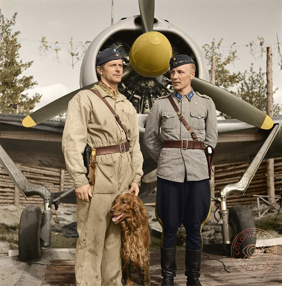 peppefrom's tweet photo. Häromdagen laddade jag upp en bild på löjtnant Hans Wind och gav honom felaktigt fel antal nedskjutningar. Här kommer Kapten Karhunen och flygaresset Juutilainen med 94 luftsegrar och dubbel Mannerheimkorsriddare.  I Römpötti 1942.09.10.
Kolorerad av mig. RT:a gärna. 🇫🇮❤️ https://t.co/KmAZRwBU5r