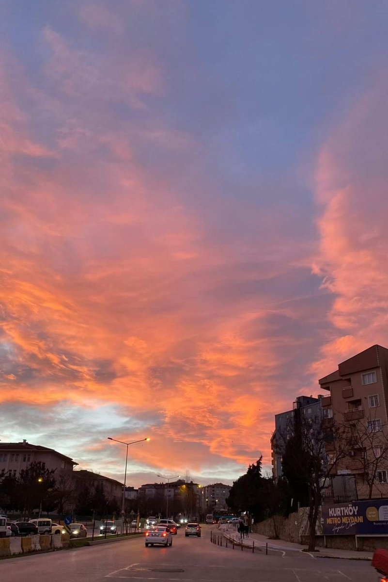 Gerçeklik, omzuna dokunabilecegin kadar yakın olmak değildir... Gerçeklik kilometrelerce mesafeden bile dostluğu hissedebilmektir. Bazı sanallar gerçek, bazı gerçekler sanaldır... #içses #sanal #can #dost #sanalgerçeklik #gerçek #sevgi