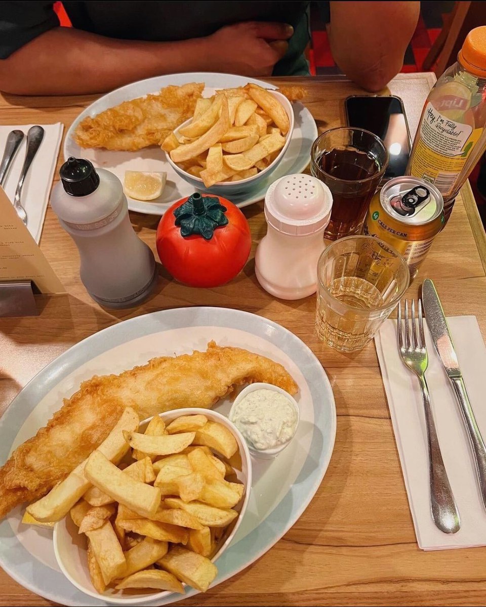 Uncover London's finest fish and chips spots. Here are some of our favorites:

<a href="/GoldenUnion/">Golden Union</a> 
<a href="/SuttonandSon/">SuttonAndSon</a> 
Poppies Fish and Chips
Mother Hubbards 

What's yours?

📸 nicolettelovesyou