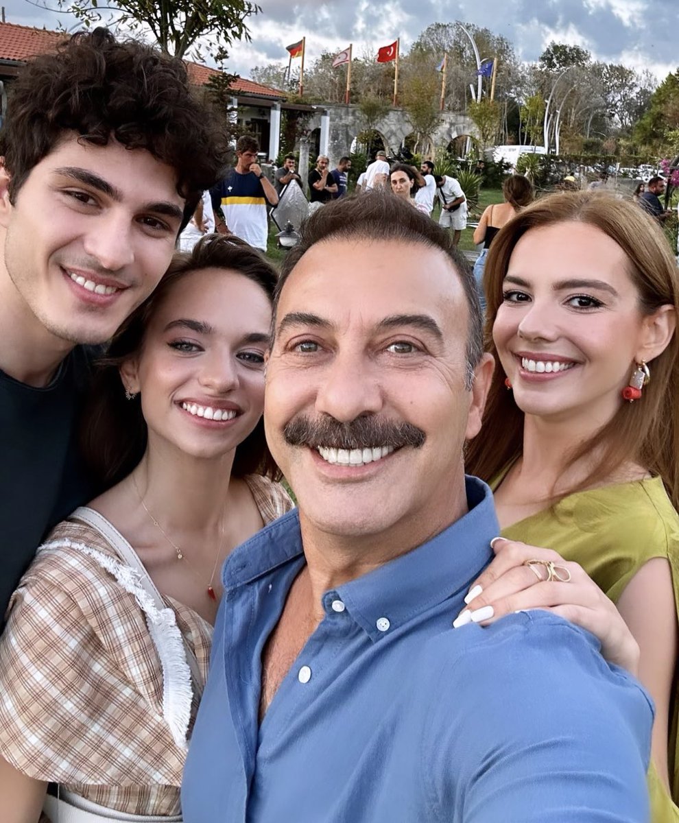 Çok sevdiğimiz ekip 😍 #KendiDüşenAğlamaz #AlSer