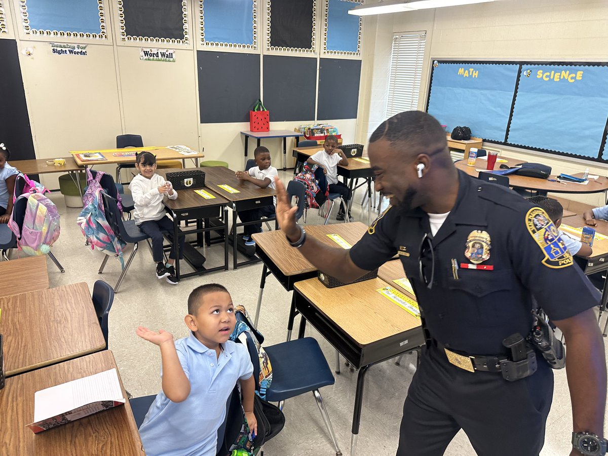 SPPDNews's tweet image. Welcome back! 

We were excited to be at #SPES as we welcomed the new and returning students on the first day of school!

Have an awesome and successful school year.

#SPPD #SPES #PGCPGS #SeatPleasant