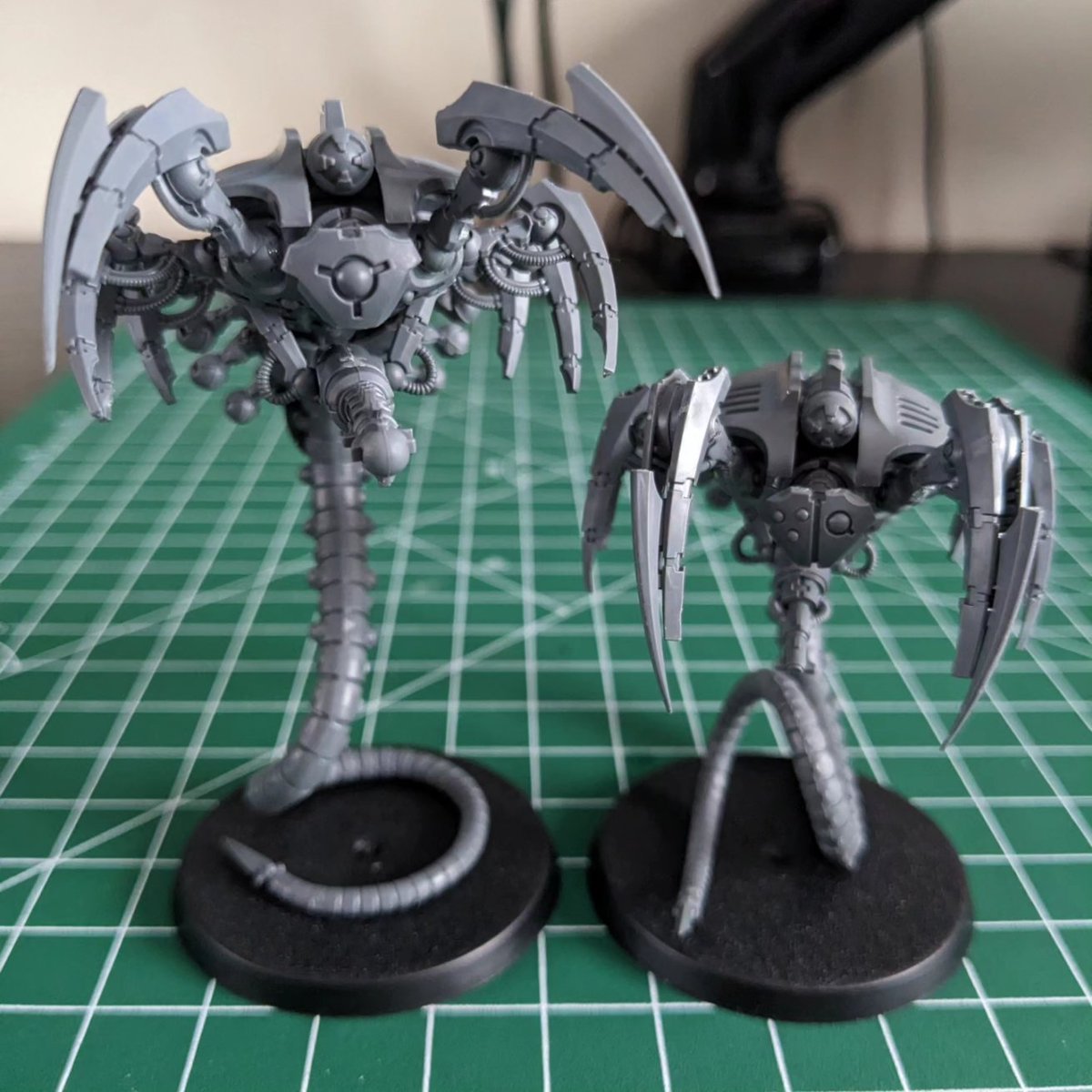 Hey_McG's tweet photo. Spent part of this Bank holiday weekend assembling two of my three Canoptek Wraiths.
For a miniature that looks complex and busy there is a nice modular nature to how you build it. Plus these are the biggest Necron miniatures I've built so far
#necrons #canoptekwraiths https://t.co/Oe65iYRkCE