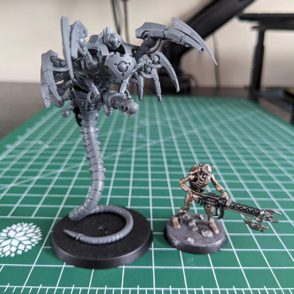 Hey_McG's tweet photo. Spent part of this Bank holiday weekend assembling two of my three Canoptek Wraiths.
For a miniature that looks complex and busy there is a nice modular nature to how you build it. Plus these are the biggest Necron miniatures I've built so far
#necrons #canoptekwraiths https://t.co/Oe65iYRkCE