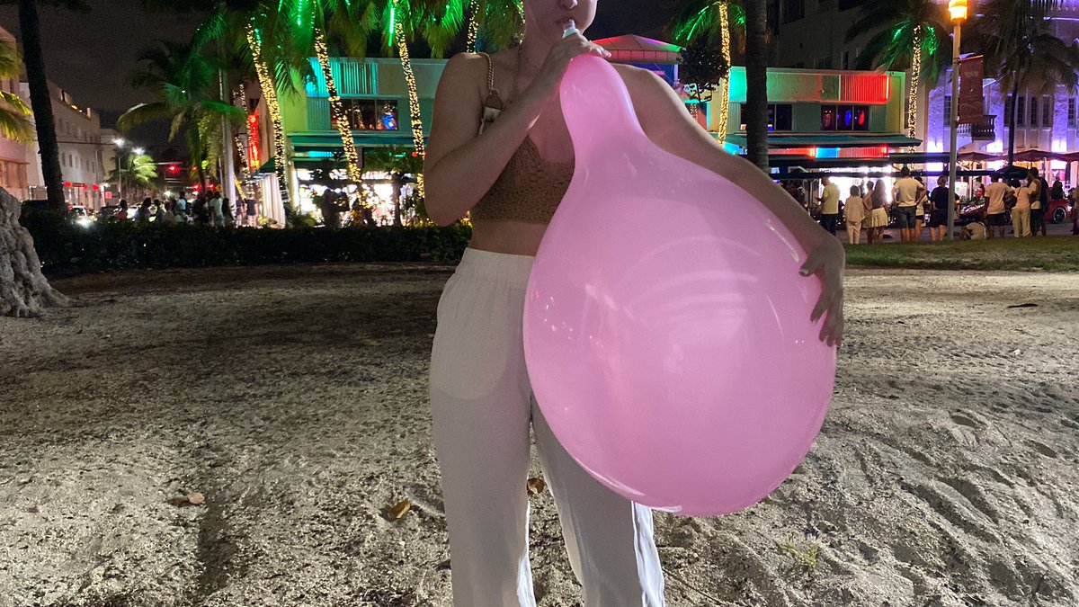 nastila_de's tweet photo. Was so fun to do this b2p at Miami Ocean Drive 🌴😍🥵

#blowtopop #tuftexballoon #loonergirl #pvc #latex #latexballoon #loonercommunity #looner #loonerqueen #publicballoonpop #balloonpop #inflation #balloonblow #balloonfetish #pinklatex #pop #balloongirl #inflatetopop #inflate https://t.co/UHocAb1IuT