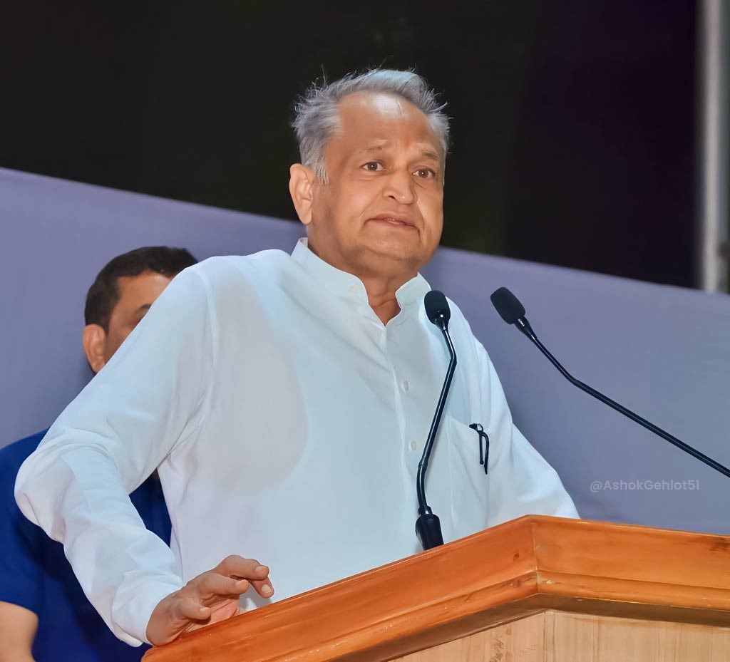 आदरणीय मुख्यमंत्री<a href="/ashokgehlot51/">Ashok Gehlot</a>जी आपका वचन है कि आप मांगते मांगते थक जाओगे लेकिन मे देता देता नही थकूंगा महोदय जी आजादी के बाद हमारे समाज की ये पहली मांग है कि समाज के सामाजिक,शैक्षिक उत्थान के लिए #देशवाली_विकास_बोर्ड का गठन करते हुए सामाज को नई दिशा 
 <a href="/ashokgehlot51/">Ashok Gehlot</a>