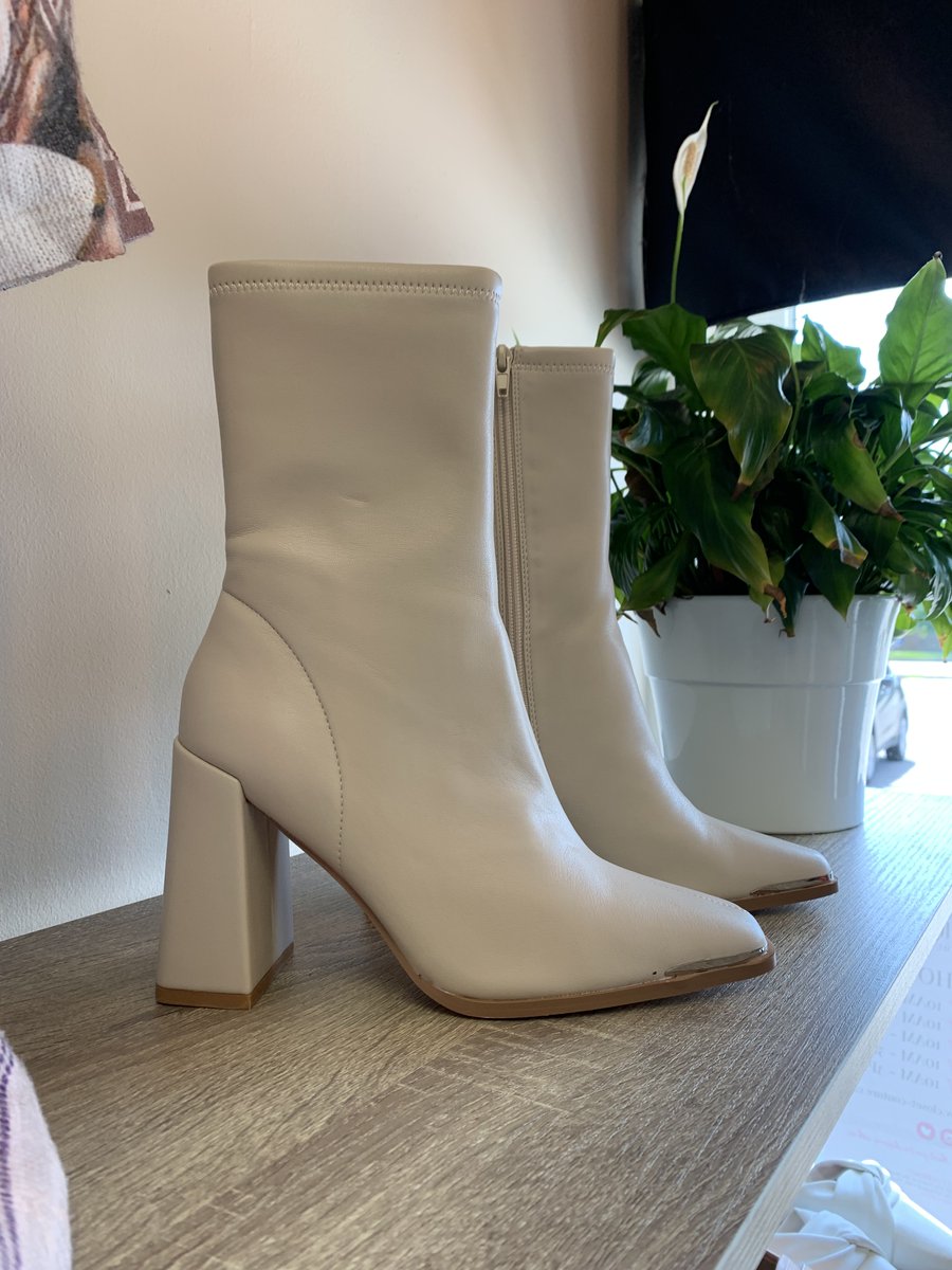 ClosetCoutureNV's tweet image. We're putting our best foot forward this week. Join us in store at 415 Fairview Drive for more great finds!

#CCBStyle #ShopSaveSupport #Brantford