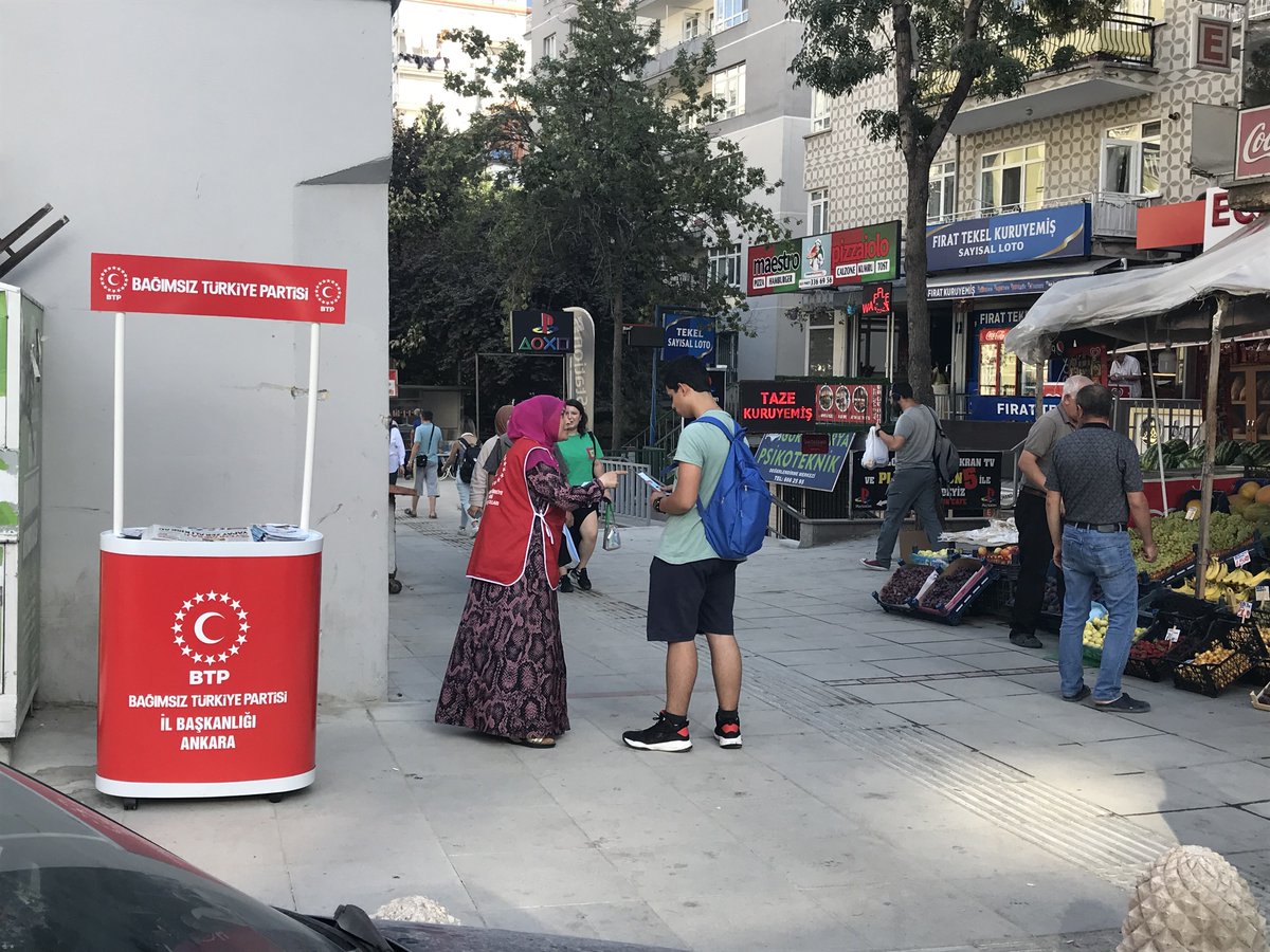 BTPAnkaraGenc's tweet photo. “Bağımsız Türkiye” rüzgarı bugün Yenimahalle  Demetevlerde esti. Ankara Gençlik Kolları olarak yoğun ilgi gösteren halkımıza teşekkür ederiz. 

Bu ülkeyi Genel Başkanımız @huseyinbas_BTP
ile bizler kurtaracağız!   

#varbihayalimiz #gençlerhalleder https://t.co/Avmgl4XK2Z
