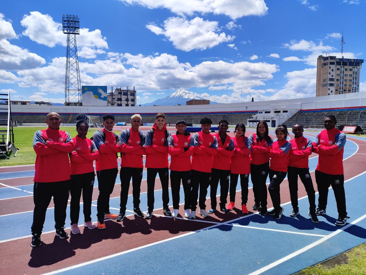 Con el magnífico Chimborazo de fondo la delegación de atletismo se despide de estos Juegos Nacionales en donde conquistaron 4 medallas
🥇100 m planos (Roy Chila)
🥈Salto triple (Roy Chila)
🥉Salto Largo (Roy Chila)
🥉 Decatlón (Jeampierre Zambrano) 
FELICIDADES A SUS ENTRENADORES